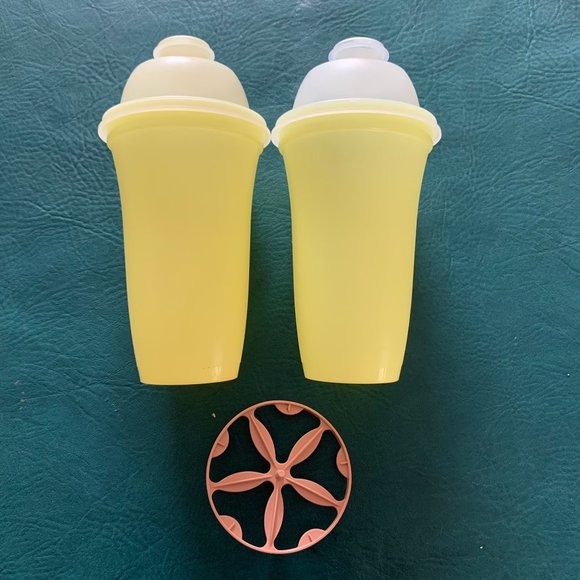 Vintage Tupperware 16oz quick shaker with one wheel disk gravy shakes - Picture 3 of 7